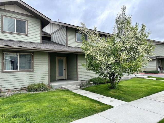 view of front of property featuring a front lawn