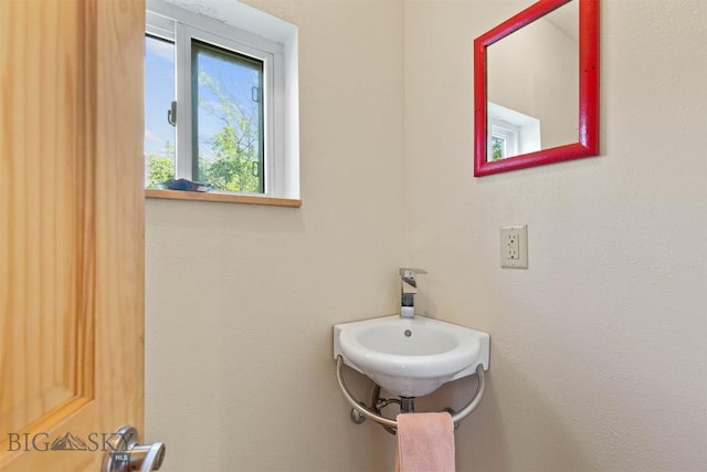 bathroom featuring a sink
