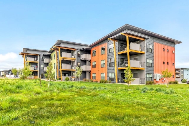 view of apartment building / complex
