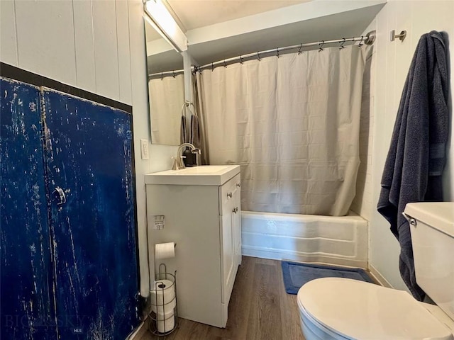 205 E Chinook St, Livingston, MT 59047 - bathroom featuring toilet, wood finished floors, shower / bath combo, and vanity