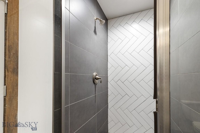 full bathroom featuring a tile shower