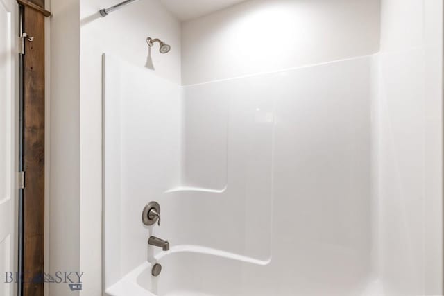 bathroom with bathtub / shower combination