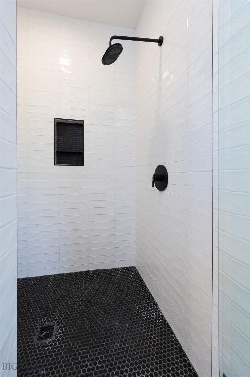 full bath featuring tiled shower