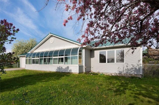 607 N Hoffman St, Belgrade, MT 59714 - ranch-style house featuring a sunroom and a front lawn