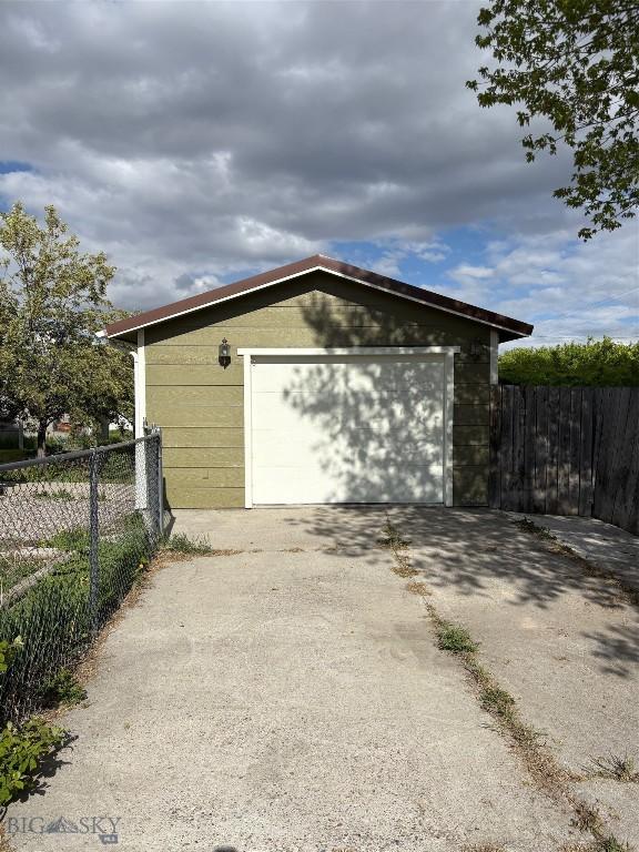 330 N Walnut St, Dillon, MT 59725 - detached garage featuring concrete driveway