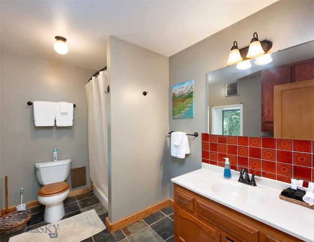 495 Jardine Rd, Gardiner, MT 59030 - full bath featuring toilet, vanity, baseboards, and a shower with shower curtain