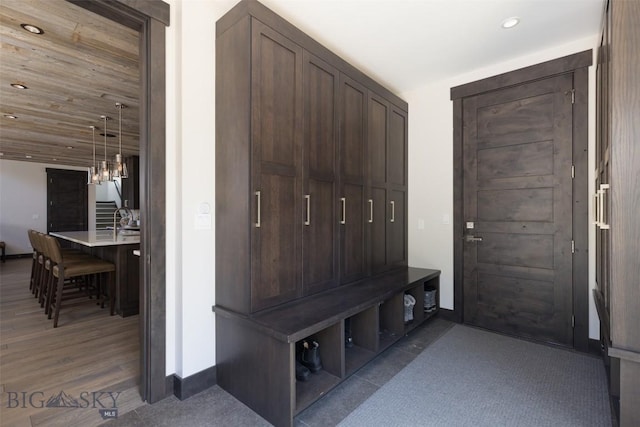 mudroom featuring baseboards, a sink, and recessed lighting