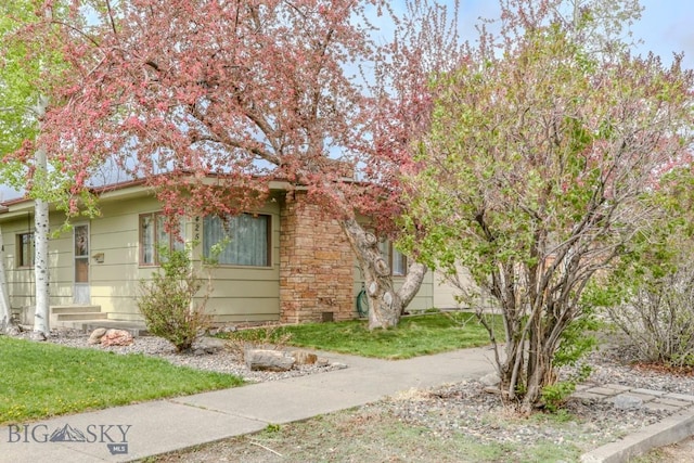 425 N 7th St, Livingston, MT 59047 - view of front of home featuring a front lawn