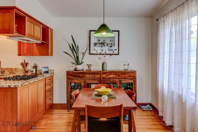 425 N 7th St, Livingston, MT 59047 - dining area with light wood-style flooring and baseboards