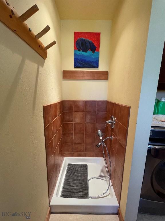 30 Harris Hawk Ct, Dillon, MT 59725 - bathroom featuring washer / clothes dryer and a bath