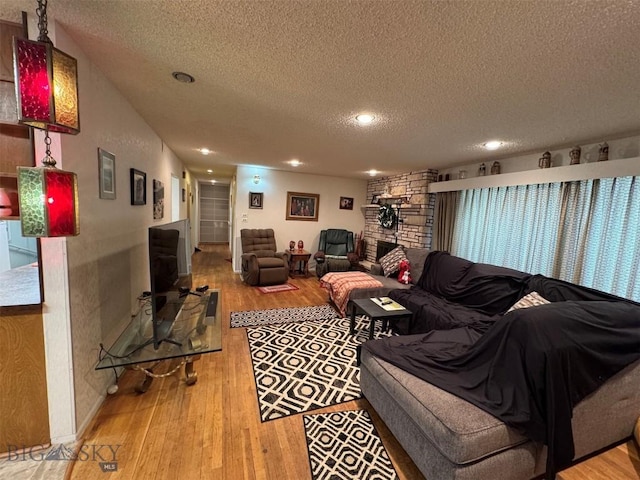 2301 Banks Ave, Butte, MT 59701 - living room with a textured ceiling, light wood-style floors, and recessed lighting
