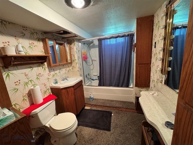 2301 Banks Ave, Butte, MT 59701 - full bath featuring wallpapered walls, a textured ceiling, toilet, vanity, and shower / tub combo with curtain