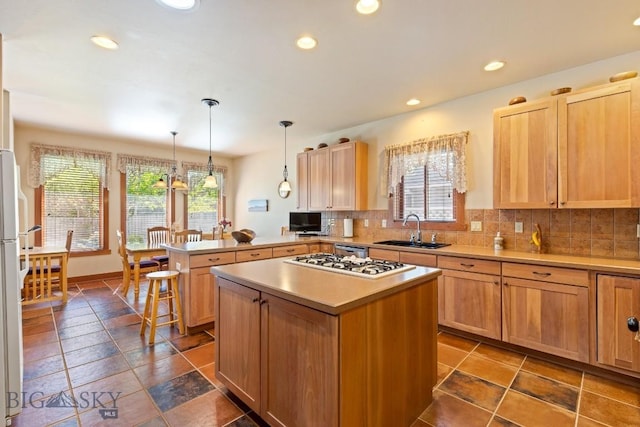 510 N 23rd, Bozeman, MT 59718 - kitchen featuring a sink, gas cooktop, healthy amount of natural light, a peninsula, and recessed lighting