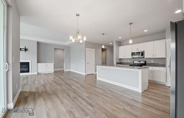 1518 Deadwood Loop, Belgrade, MT 59714 - kitchen with stainless steel appliances, open floor plan, light wood-style floors, baseboards, and recessed lighting