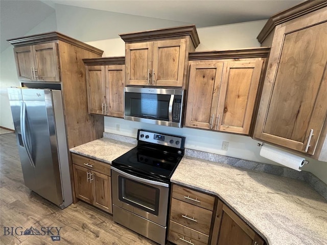 121 Ridge Ct, Dillon, MT 59725 - kitchen featuring stainless steel appliances, wood finished floors, and lofted ceiling