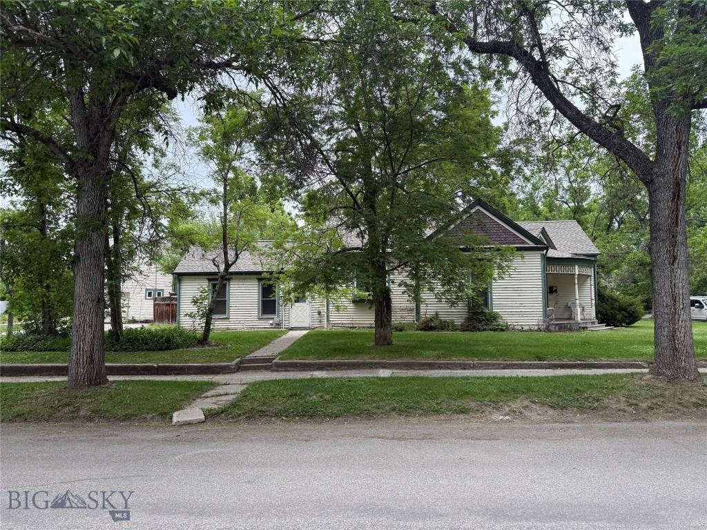 221 S 7th Ave, Bozeman, MT 59715 - obstructed view of property with a front lawn