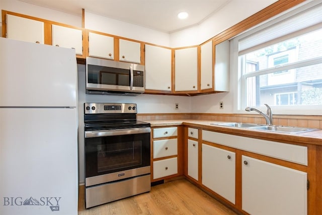 12 E Garfield St Unit D4, Bozeman, MT 59715 - kitchen with appliances with stainless steel finishes, light wood-style floors, light countertops, and recessed lighting