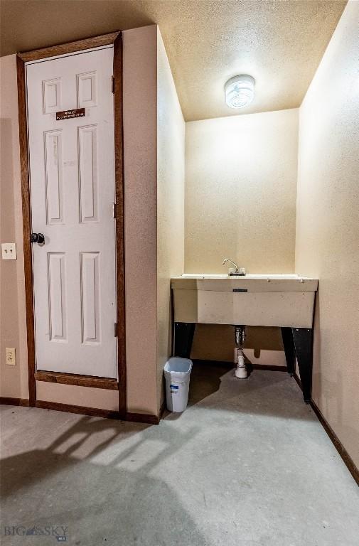 14 Peters Ln, Gardiner, MT 59030 - bathroom featuring baseboards and a textured ceiling