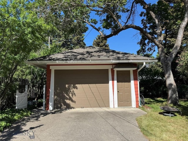 815 S 6th Ave, Bozeman, MT 59715 - detached garage featuring driveway