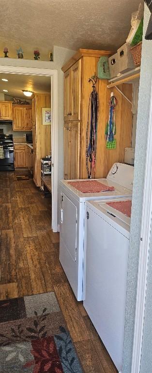 950 White Creek Ln, Polaris, MT 59746 - laundry area featuring independent washer and dryer, dark wood-style floors, and a textured ceiling
