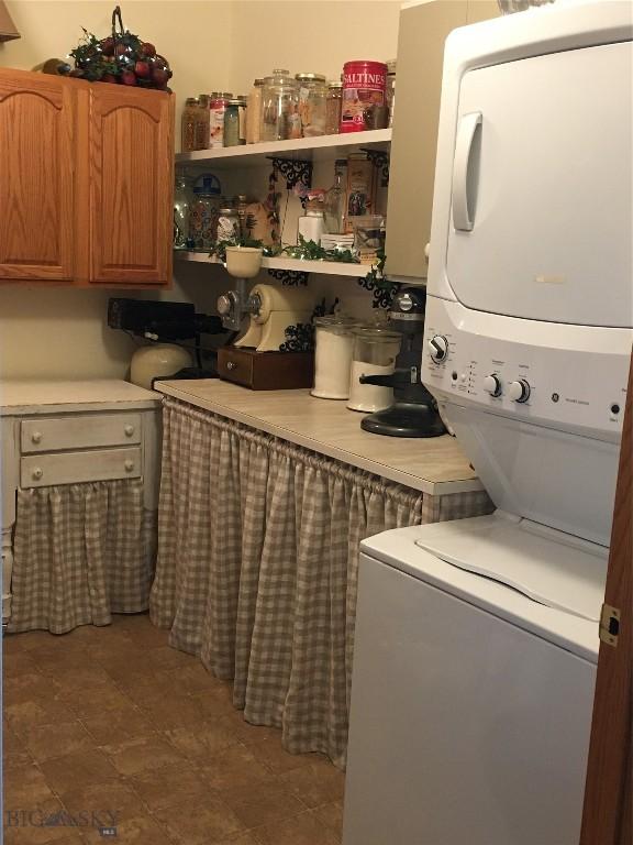 513 Burnham Pl, Helena, MT 59601 - laundry room with stacked washer / dryer