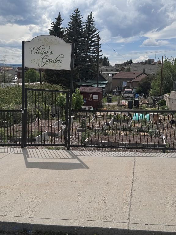 422 S Colorado, Butte, MT 59701 - view of property's community featuring a gate
