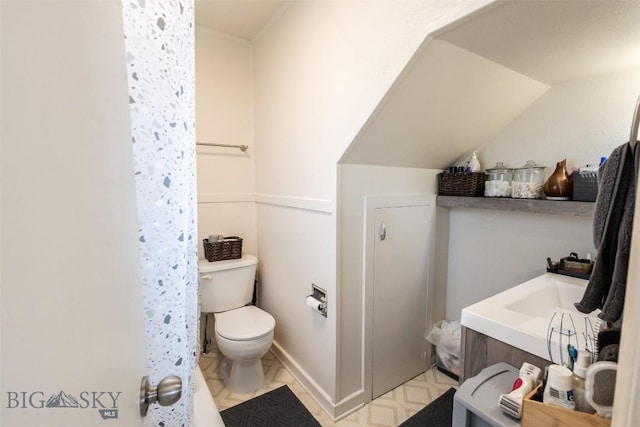 721 W Park Ave, Anaconda, MT 59711 - full bathroom with vanity and lofted ceiling