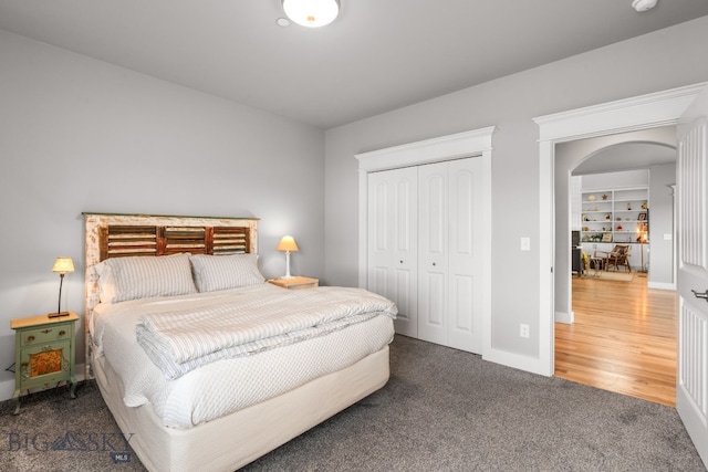 85 Riparian Way, Bozeman, MT 59718 - bedroom featuring arched walkways, a closet, and carpet flooring