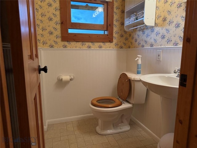 185 Howie Rd, Big Timber, MT 59011 - bathroom featuring wainscoting and wallpapered walls