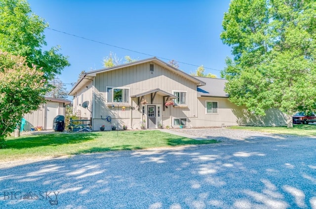 215 N 4th St Unit B, Manhattan, MT 59741 - view of front of property featuring a front lawn and a shed