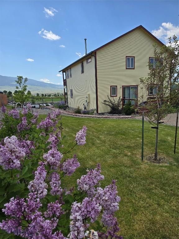 818 N 13th St, Livingston, MT 59047 - view of side of property with a lawn