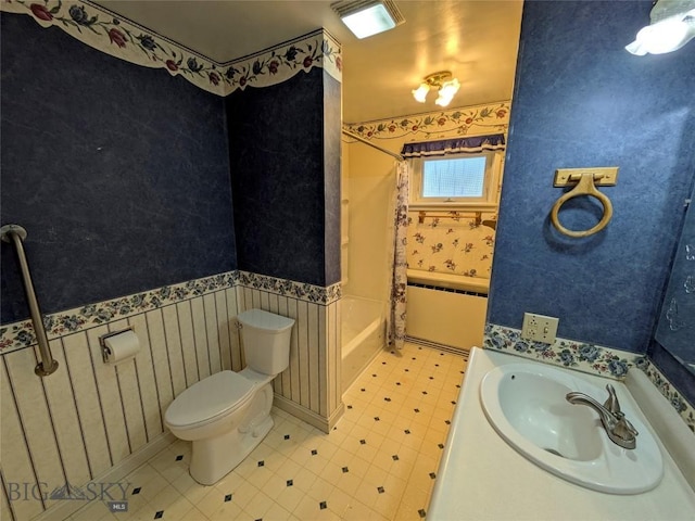 944 Placer, Butte, MT 59701 - full bath featuring wallpapered walls, vanity, shower / tub combo, and a wainscoted wall