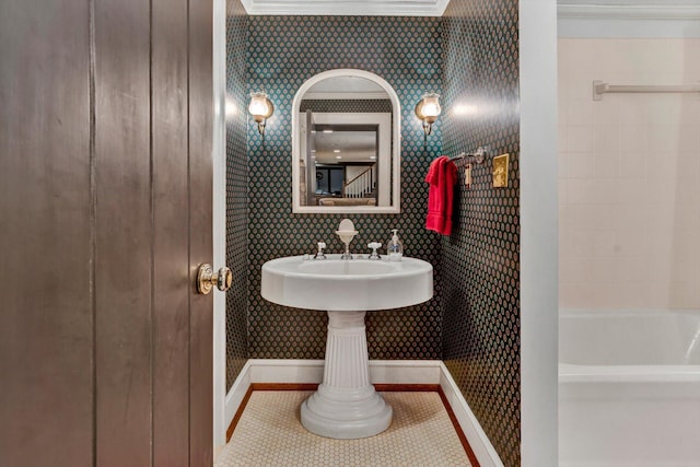 bathroom featuring ornamental molding