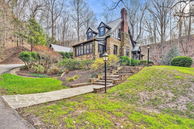 view of front of property featuring a front yard