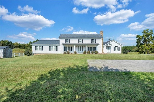 colonial home featuring a front lawn