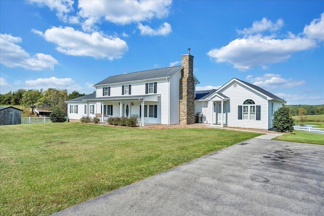 view of front of house with a front lawn