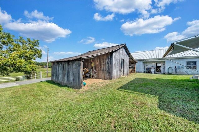 view of yard with an outdoor structure