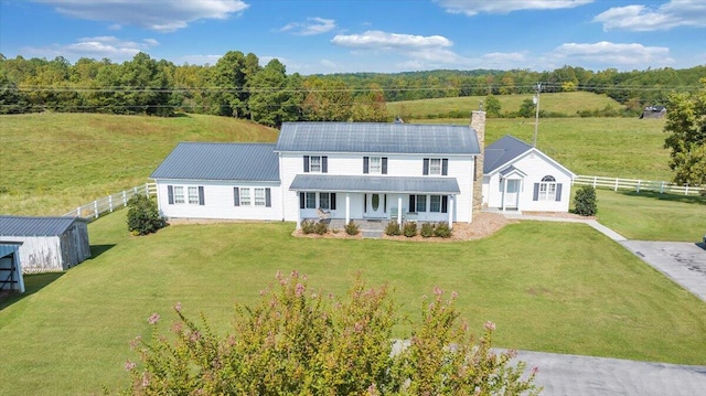 view of front of property featuring a front yard