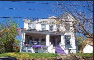 view of front facade featuring a balcony