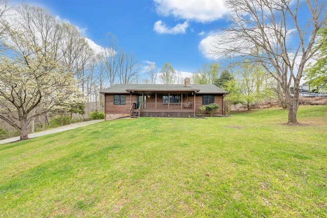 view of front of property featuring a front yard and a porch