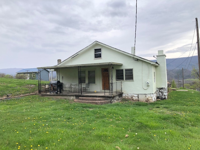 view of front of house with covered porch and a front yard