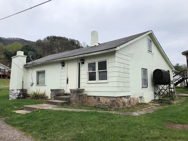 view of front of home with a front lawn