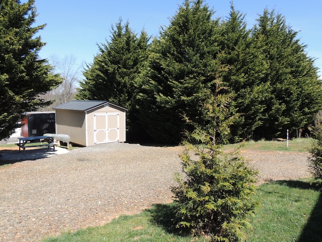 view of yard featuring a shed