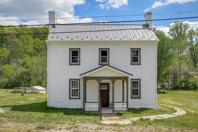 view of front facade featuring a front lawn