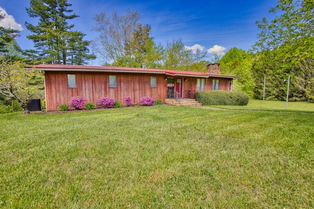 ranch-style house featuring a front lawn