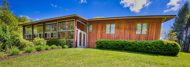 view of front of house with a front yard