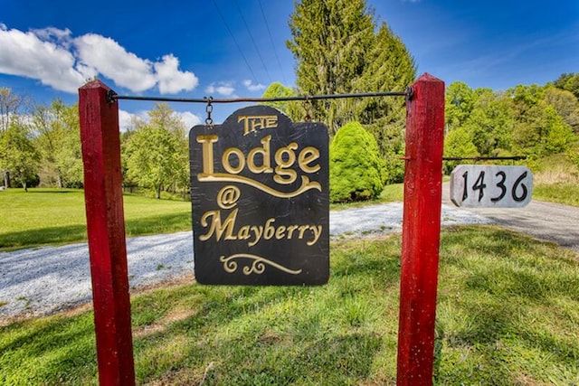 community / neighborhood sign featuring a lawn