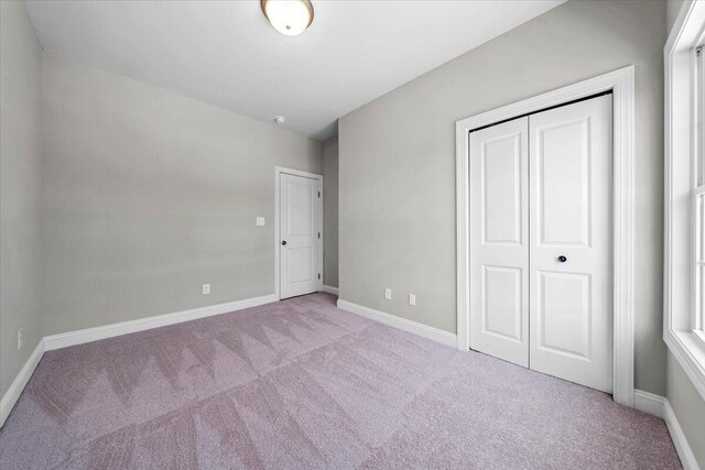 unfurnished room featuring light carpet, visible vents, and baseboards