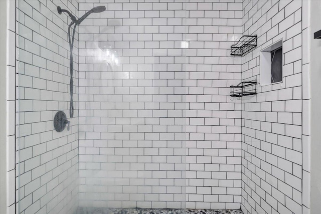 bathroom featuring a tile shower