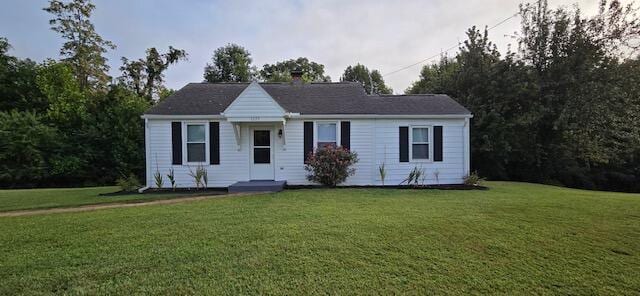 view of front of property with a front lawn